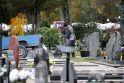 Darbai: Lėbartų kapinėse remontuojami dar sovietmečiu tiesti kapinių takai.