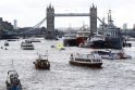 1894 m. Londone Anglija) oficialiai atidarytas Tauerio tiltas per Temzės upę.
