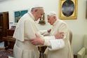 Popiežius Pranciškus (kairėje) ir Benediktas XVI
