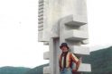 A. Bosas prie kūrinio „Raktas į dangų“ (2002 m., granitas, 600 X 180 X 100 cm, Busanas, Pietų Korėja).
