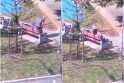Patogumai: Rumpiškės kvartalo gyventojai nepakęs tokių vaizdų – vidury dienos vyras ant suoliuko tenkino lytinę aistrą prie vaikų žaidimų aikštelės.