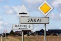 Pilnatys: neilgoje Jakų gyvenvietės Jubiliejaus gatvėje vairuotojai suskaičiavo net dvidešimt tokių pat ženklų, nurodančių, kad važiuojama pagrindiniu keliu.