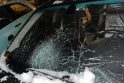 Siaubas: moteris, išvydusi visiškai suskaldytą savo automobilio lango stiklą, liko šokiruota.