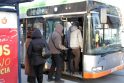 Tvarkos: užsienio šalių piliečiai gali ir nežinoti, kad į autobusą Klaipėdoje keleiviai įleidžiami tik pro priekines duris. Už tai ukrainietė, tikino, sulaukusi pylos.