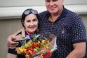 Džiaugsmas: meras V.Grubliauskas įteikė gėlių Monikos Liu mamai R.Liubinienei.