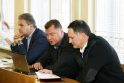 Byla: rekordinio kyšio byloje teisiami (iš kairės) T.Puzinas, D.Daubaras ir A.Rybakovas kaltės nepripažįsta ir garsių advokatų prakalbomis mėgins nuginčyti STT surinktus įrodymus.
