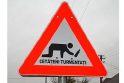 Rumunijoje - kelio ženklas, įspėjantis apie neblaivius pėsčiuosius
