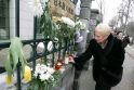 Seimo pirmininkė padėjo gėlių ir uždegė žvakutę prie Japonijos ambasados