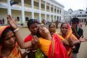 Bangladeše gelbėtojai ištraukė 17 parų griuvėsiuos bubusią gyvą moterį