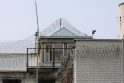 Viceministro motinos namo stogą, įtariama, neteisėtai keitė kaliniai
