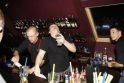 Profesionalai: barmenai pasiryžę plakti kokteilius ir pagal klientų pageidavimą.