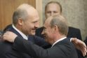 Nauda: A.Lukašenka (kairėje) per dešimt metų sugebėjo iš Rusijos gauti milijardus dolerių paramos.