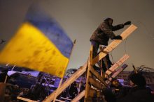 Protestuotojai Kijeve pastatė daugiau barikadų