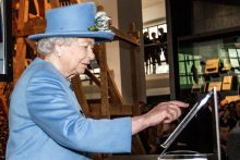Elizabeth II rašo pirmąją „Twitter“ žinutę