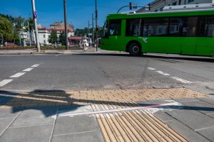 Apie naujovę prie Kauno perėjų: ji skirta tiems, kurie nosis įkišę į telefonus