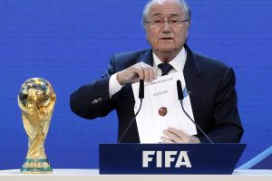 FIFA prezidentas S. Blatteris raginamas atsistatydinti