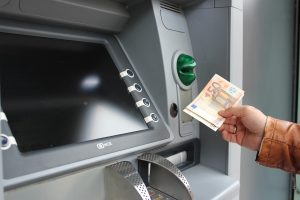 Bankomatuose Latvijoje neliks rusų kalbos