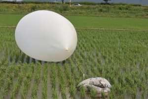 Šiaurės Korėja vėl paleido šimtus balionų su šiukšlėmis