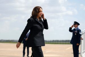 K. Harris praėjusį mėnesį surinko dvigubai daugiau aukų, nei D. Trumpas