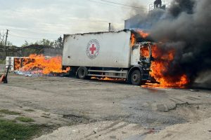 Rusija smogė Raudonojo kryžiaus kolonai, žuvo trys žmonės