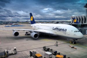 „Lufthansa“ pelnas per metus sunyko beveik perpus