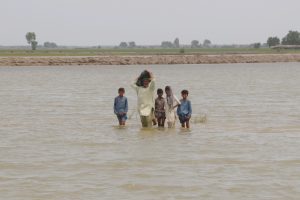 Liūtys ir potvyniai Pakistane nusinešė 320 gyvybių