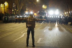 Talžo besimeldžiančius žmones: policijos smurtas Sakartvele tik sustiprina protestuotojų ryžtą