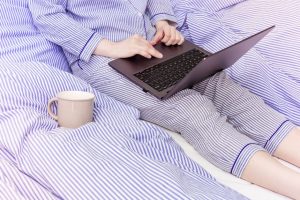 Darbuotojų apklausa: trečdalis britų dirba su pižamomis