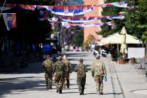 NATO į Kosovą siunčia 200 britų karių