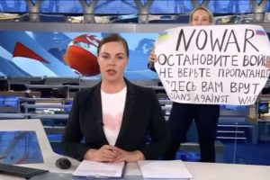 Rusijos teismas nuteisė kalėti prieš karą protestavusią televizijos žurnalistę