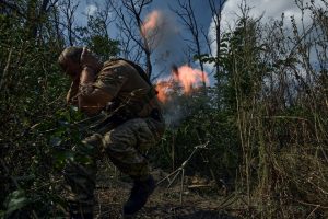 Ukraina pranešė apie nedidelius laimėjimus pietiniame fronte ir netoli Bachmuto