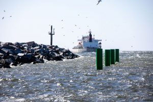 Klaipėdos uoste dėl stipraus vėjo ribojama laivyba