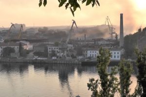 Po ukrainiečių atakos Kryme dega laivų statykla, apgadinti du laivai, sužeisti 24 žmonės