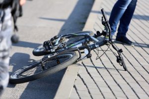 Šiauliuose automobilis susidūrė su dviračiu – nukentėjo jo vairuotojas