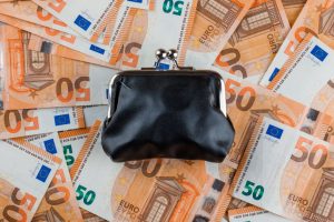 Iš 87-erių senolės banko sąskaitos sukčiai išsigrynino beveik 10 tūkst. eurų