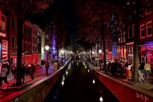 Šimtai prostitučių Amsterdame protestavo prieš Raudonųjų žibintų kvartalo iškeldinimą