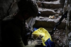 Ukraina sako pralaužusi okupantų gynybos liniją prie Bachmuto