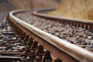 Dėl sugadintų ir pavogtų geležinkelio bėgių kaltinamajam – 63 tūkst. eurų ieškinys