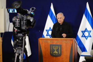 B. Netanyahu reikalauja paramos kovoje su „Hamas“ ir kritikuoja Kanados premjerą