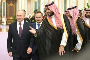Išsikvepiant naftos kainoms, Rusijos ir Saudo Arabijos lyderiai ragina bendradarbiauti