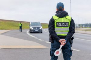 Policija įspėja: Visų Šventųjų ir Vėlinių dienomis bus sustiprintas patruliavimas šalies keliuose
