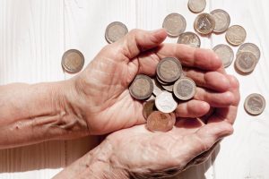 87-erių senolis, norėdamas investuoti, prarado beveik 18 tūkst. eurų
