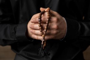 Skandalas bažnyčioje: sulaikytas kunigas, neteisėtai prekiavęs „Viagra“