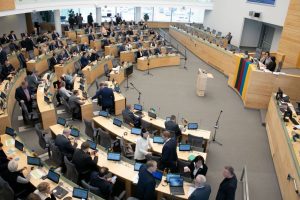 Seimas užbaigė rudens sesiją: parlamentarai sugiedojo himną