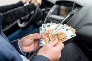 Neblaivus vairuotojas bandė papirkti jį sustabdžiusius pareigūnus: siūlė 1 tūkst. eurų