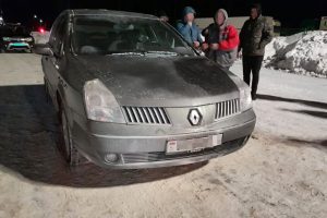 Pasienyje užsiliepsnojo baltarusio automobilis: ugnį slopino pareigūnai ir vairuotojai