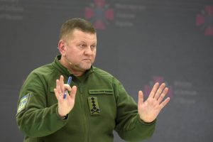 Kalbos apie Ukrainos kariuomenės vado atleidimą atskleidžia nesutarimus šalies vadovybėje