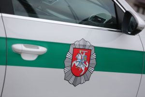 Panevėžyje neblaivus vyro vairuojamas „VW Golf“ atsitrenkė į policijos automobilį