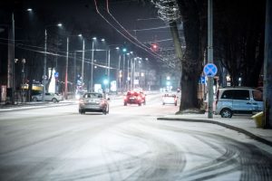 Kelininkai įspėja: naktį eismo sąlygas sunkins plikledis