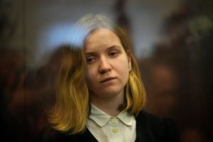 Rusija siekia 28 metams įkalinti dėl Rusijos tinklaraštininko žūties įtariamą moterį